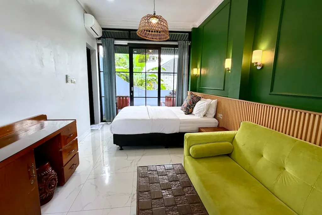 Panel dinding hijau Kamar 3 dengan sofa dan kursi rotan
