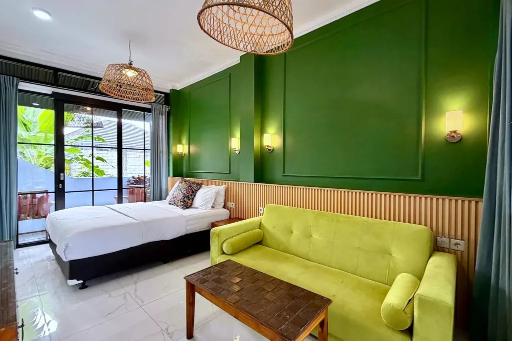 Kamar 3 Villa Yucca dengan queen bed, panel dinding hijau, dan lantai marmer