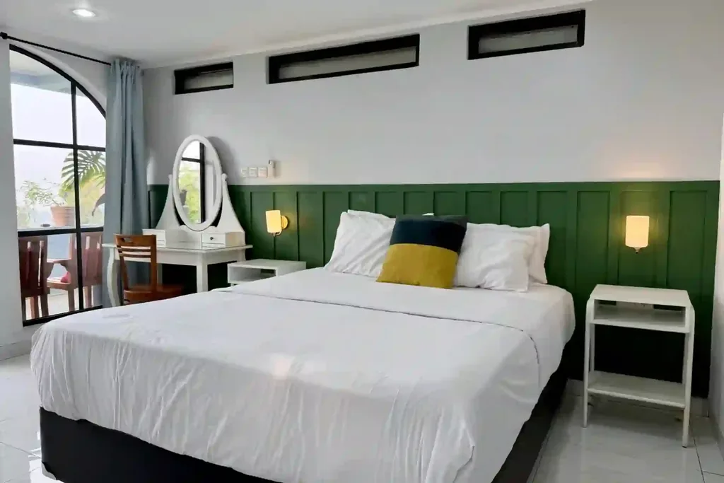 Queen bed Kamar 4 di samping meja rias dan pintu menuju area duduk balkon
