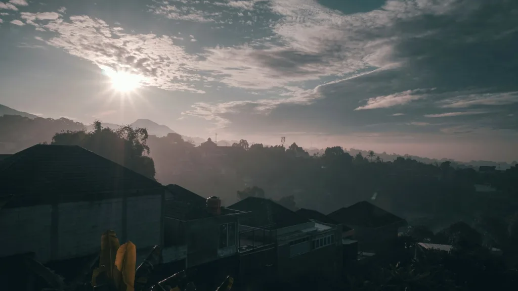 Matahari terbit menembus awan di atas lembah Bandung yang berkabut dilihat dari Villa Yucca