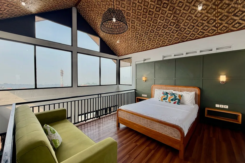 Queen bed Kamar 1 dengan jendela lebar menghadap punggungan Bandung